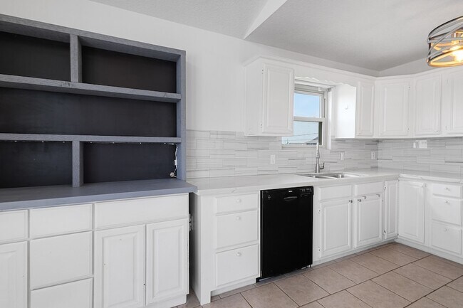 Building Photo - 4014 Kent Dr