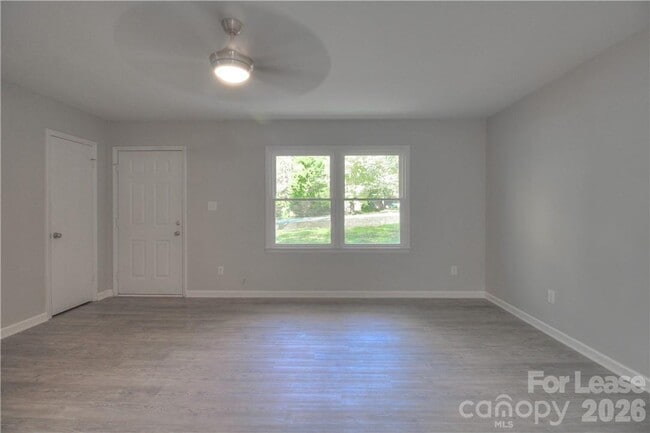 Building Photo - 1300 Sharon Dr