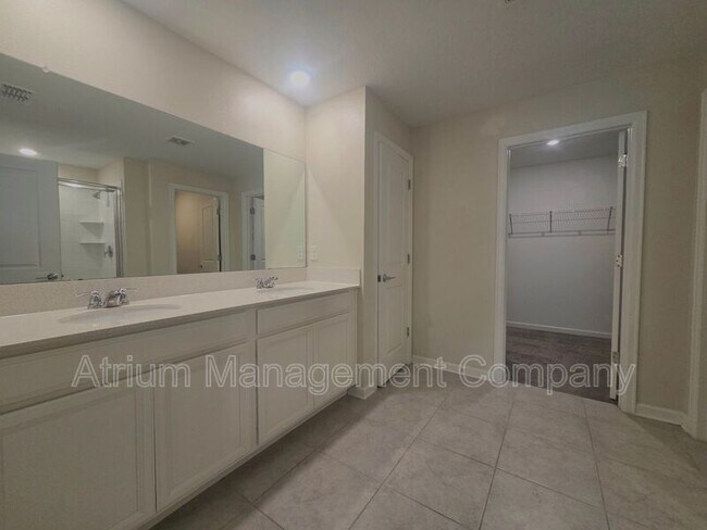 Building Photo - 327 Macarthur St