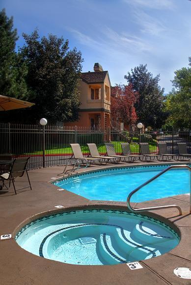 Building Photo - End Unit Spacious Two Bedroom Two & Half Bathroom Townhouse Available!