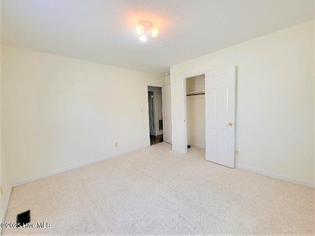 Building Photo - 304 Beech Ln