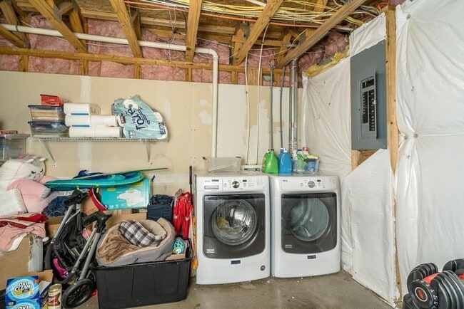 Building Photo - Spacious Luxury Townhome! Outstanding Location!