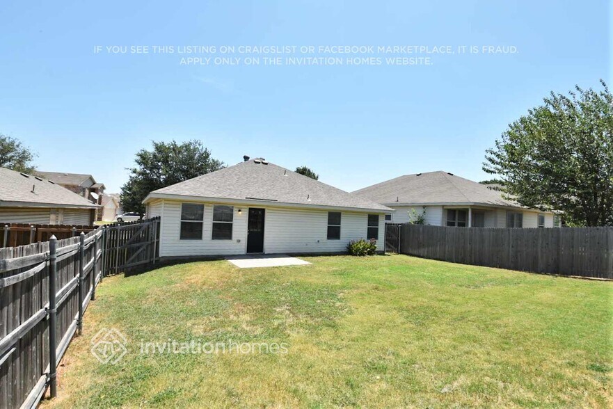 Building Photo - 14133 Esperanza Dr