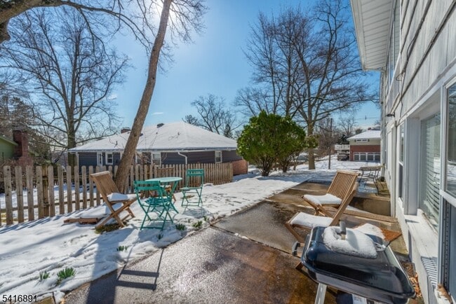 Building Photo - 18 Devon Dr