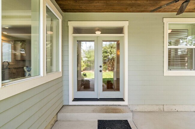 Building Photo - Spacious 4-Bedroom Dream Home – Perfect fo...