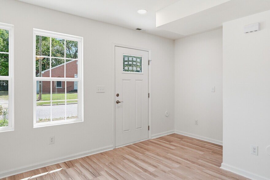 Building Photo - 516 Singletary St SE