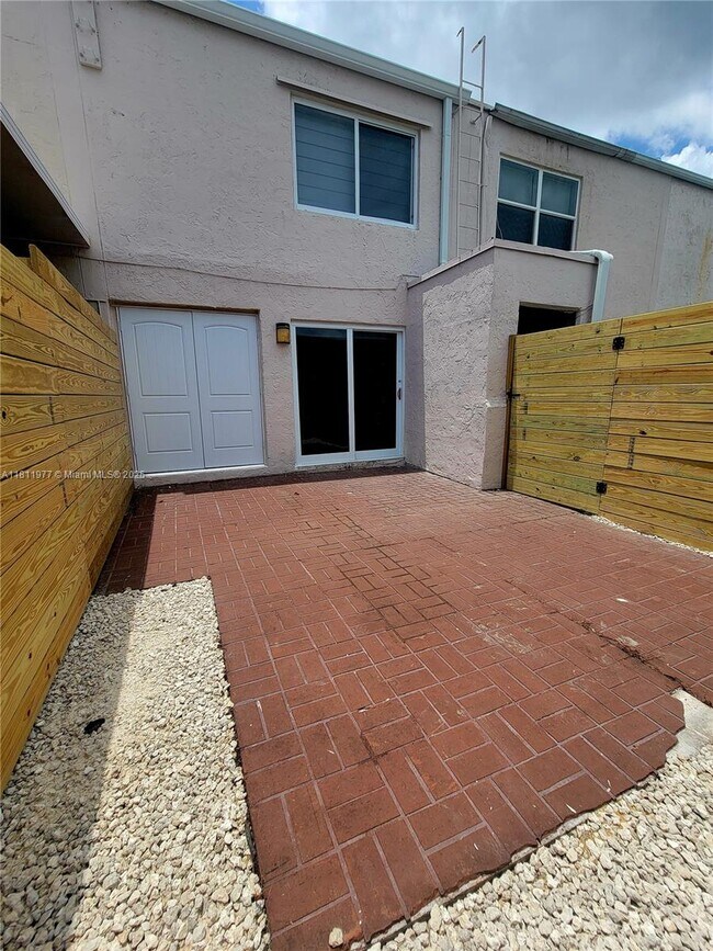 Building Photo - 5913 SW 36th Ct