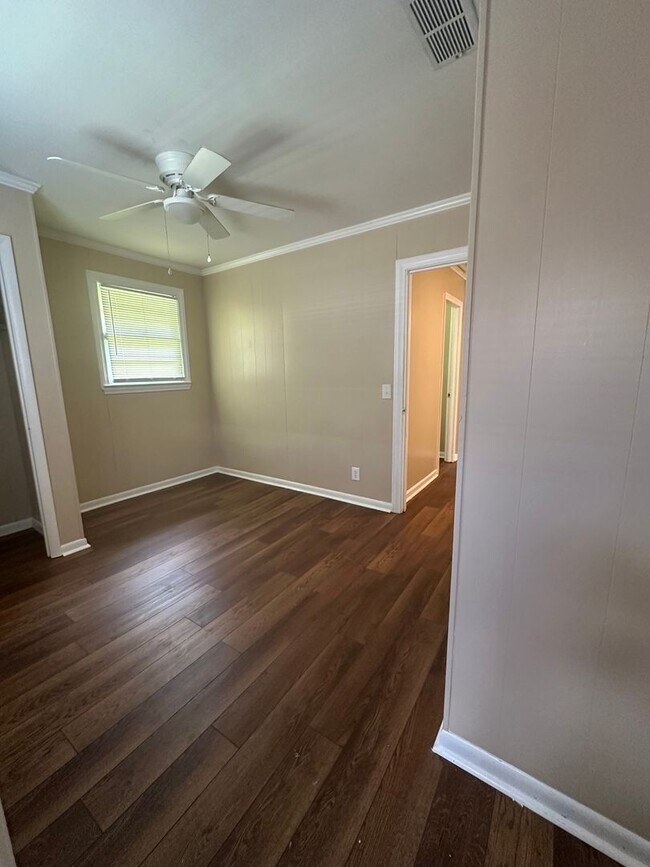 Building Photo - 4 Bed 2 Bath Brick House