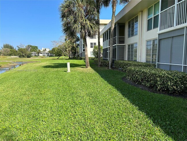 Building Photo - 2701 S Palm Aire Dr