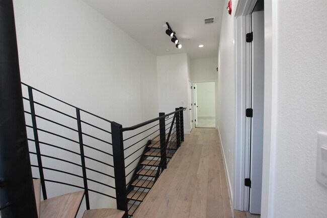 Building Photo - 203 Paschal St