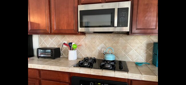 Building Photo - Super Great Deal on this fully furnished 4 BD 2 BA house with a Pool and Solar