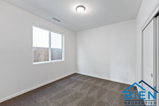 Building Photo - 1227 Las Rosas Ave