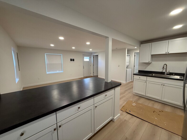 Building Photo - 418 Oak St