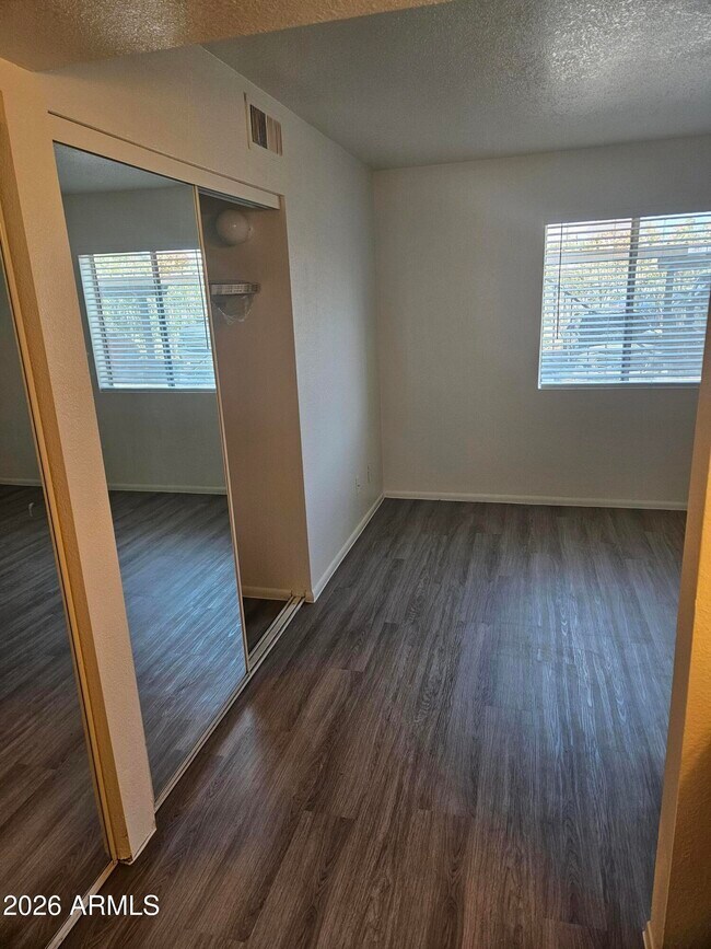 Building Photo - 3810 E Earll Dr