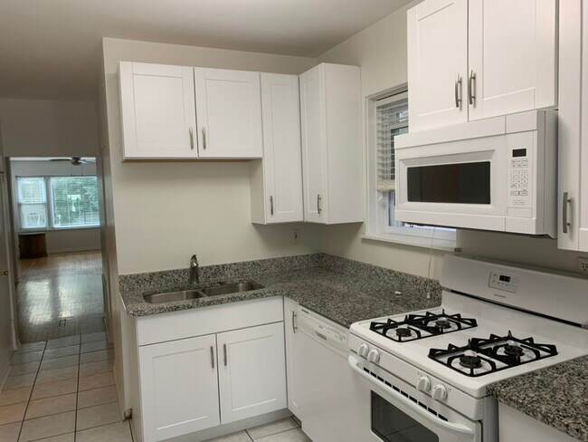 Building Photo - 3834 N Hermitage Ave