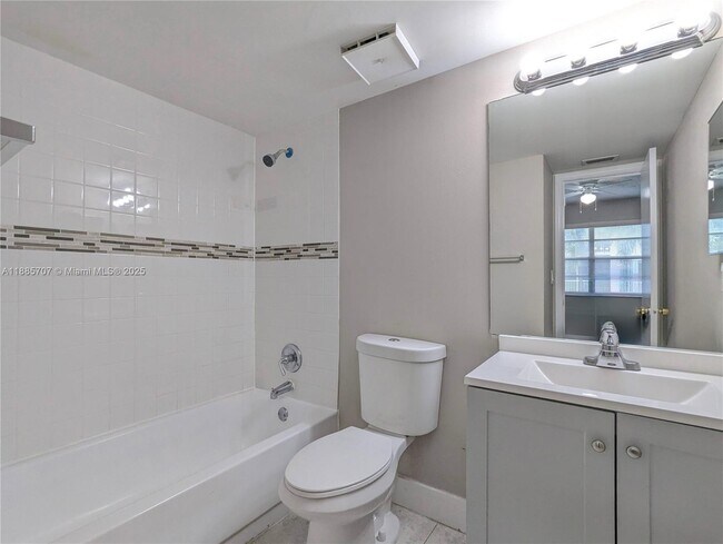 Building Photo - 10224 Twin Lakes Dr