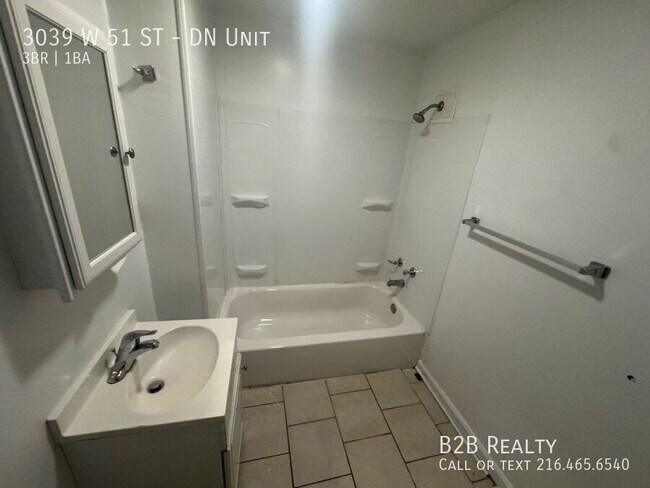 Building Photo - 3039 W 51st St