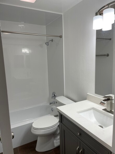 Building Photo - 2051 Cove Ln