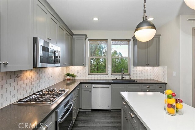 Building Photo - 55 Fuchsia