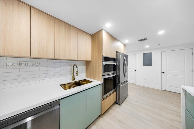 Building Photo - 170 SE 14th St