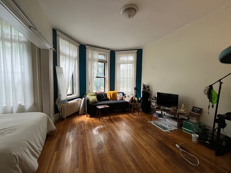 Building Photo - 376 Riverway