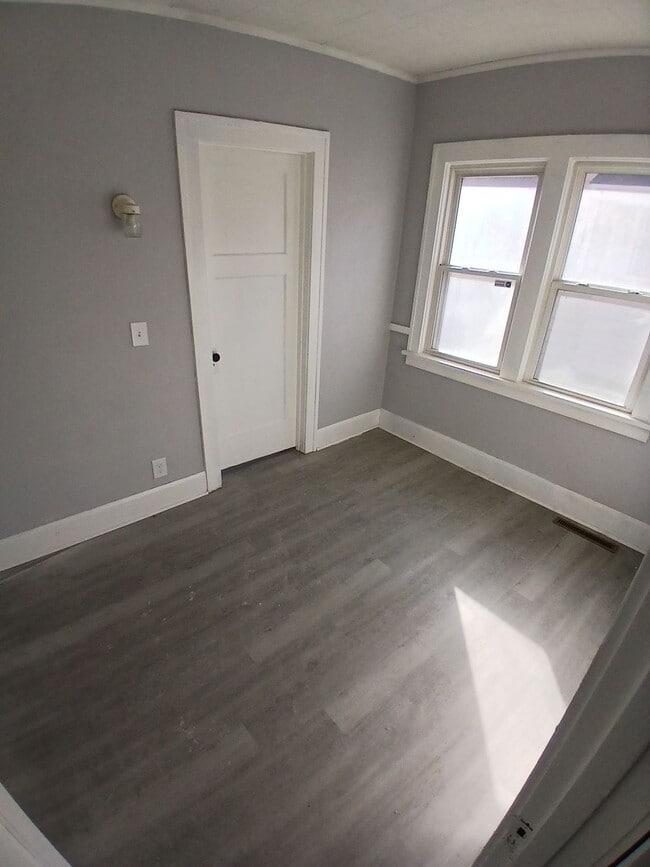 Building Photo - 2011 School St