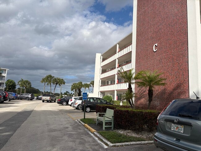 Building Photo - 202 Greenbrier C