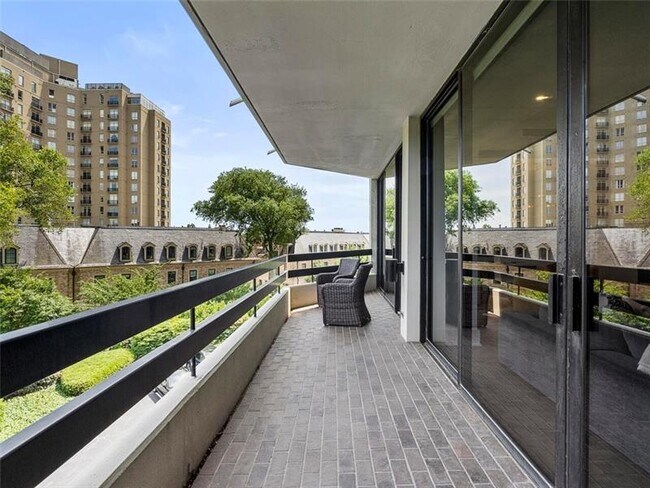 Building Photo - 2660 Peachtree Rd NW