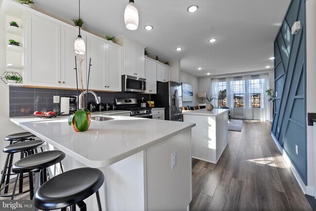 Building Photo - 9437 Oak Grv Ln