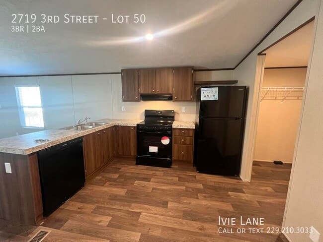 Building Photo - 2719 3rd St