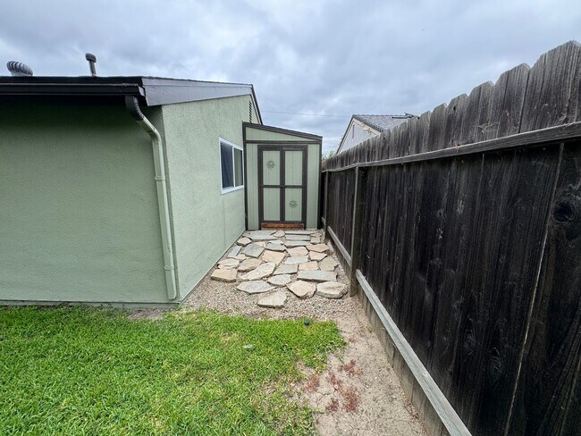 Building Photo - Charming Simi Valley Home with Expansive Outdoor Space