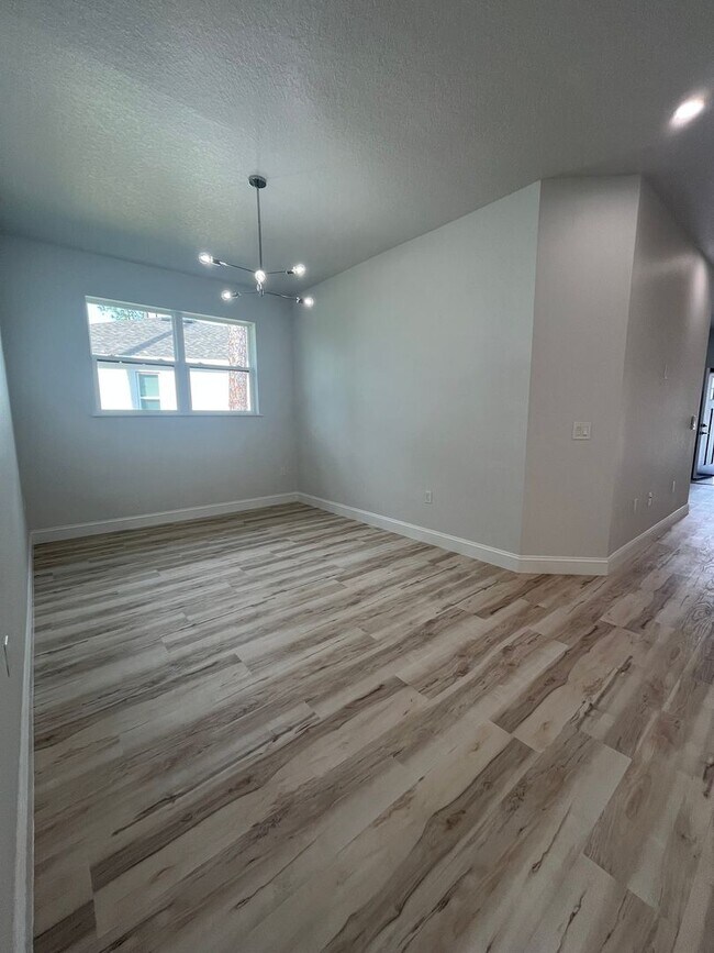 Building Photo - BEAUTIFUL BRAND NEW DUPLEX!!