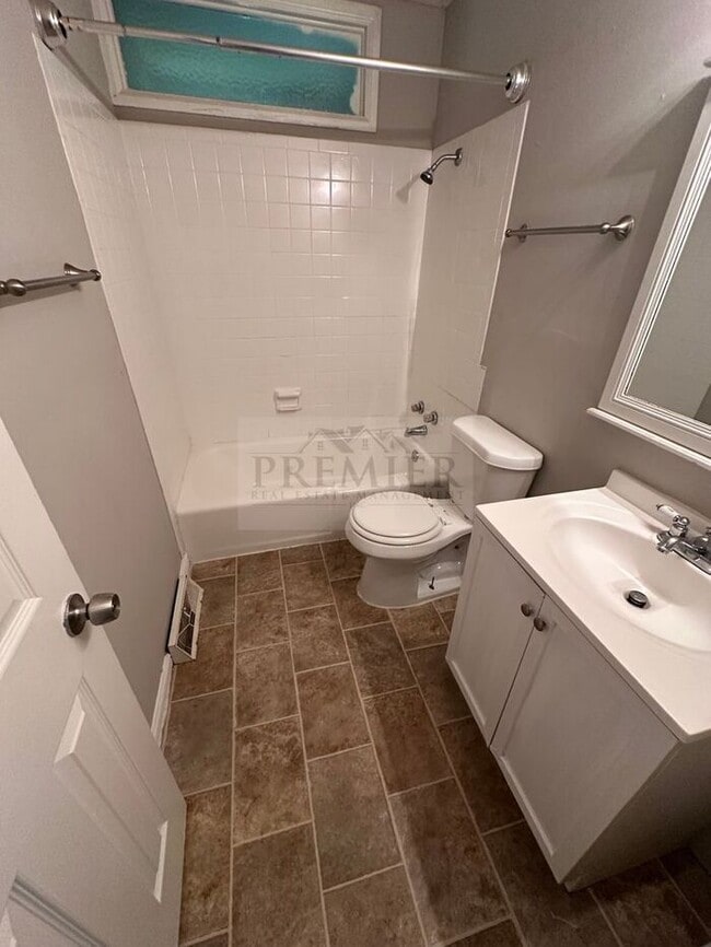 Building Photo - 4 bd/1.5 ba house Rent $1475 -11808 Smalle...