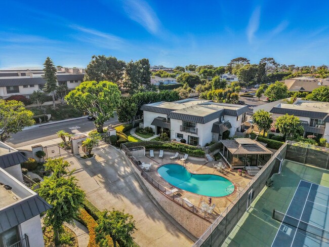 Building Photo - 2BR / 2.5BA Townhome in Prime Solana Beach...
