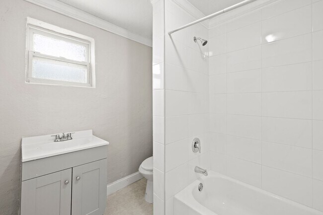 Building Photo - 1125 W 28th St