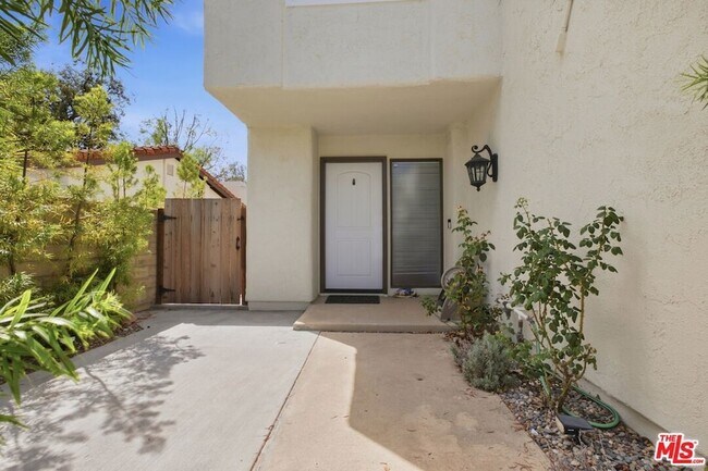 Building Photo - 833 Shadow Lake Dr