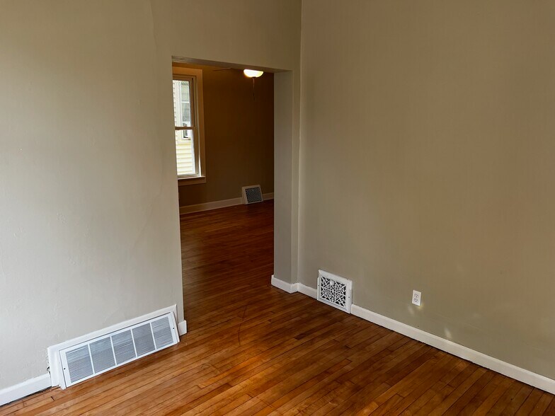 Building Photo - 2847 S Herman St