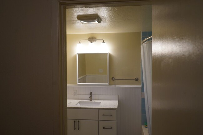 Building Photo - Spacious 3 bedroom, 1 bathroom renovated home