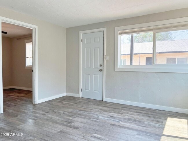 Building Photo - 1125 E Devonshire Ave