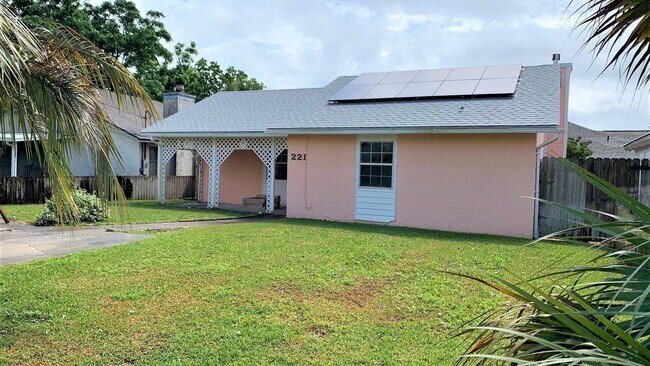Building Photo - 221 Poinsettia Dr