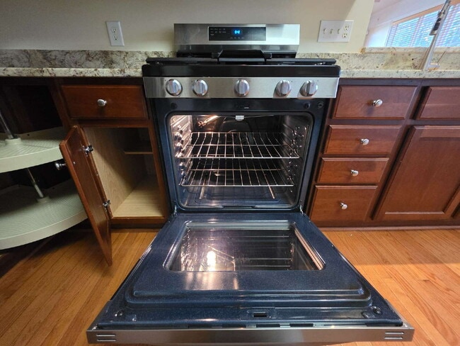 Building Photo - Spacious 4-Bedroom Home for Rent in Kings ...