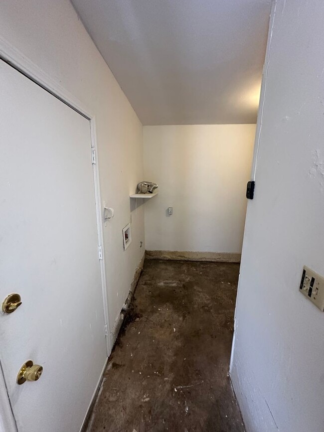 Building Photo - 3 Bed 1 Bath Brick Home with 1 Car Garage