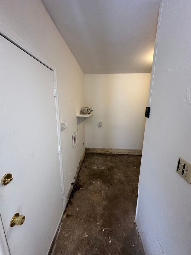 Building Photo - 3904 Overland Dr