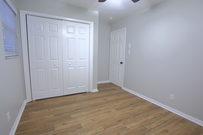 Building Photo - 3 Bedroom / 2 Bath Home for Rent – S Knox - Ideal for students. Lawn care included!