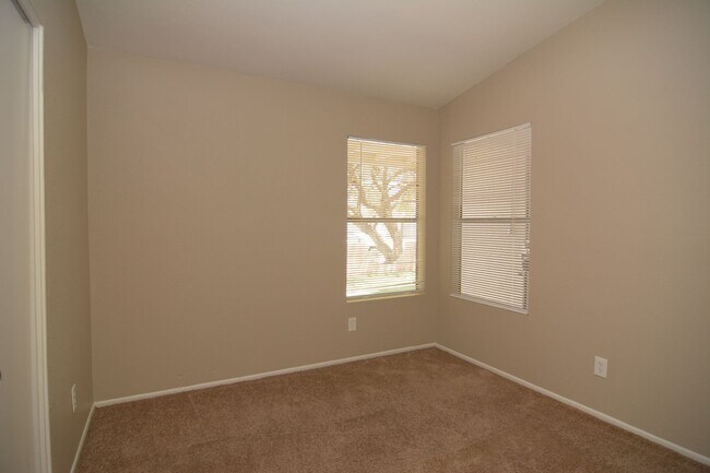 Building Photo - Updated 3  Bedroom 2 Bath Home! Located in Convenient South Tucson Location!