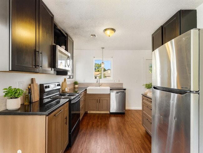 Building Photo - 4BR w/ Driveway Parking near Denver Zoo & City Park