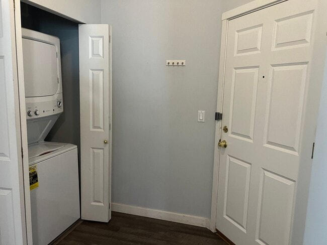 Building Photo - Vaulted Ceilings, Fireplace, LVP Flooring,...