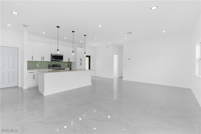 Building Photo - 837 Colyer St E