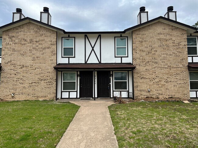 Building Photo - 2017 Paisley Dr