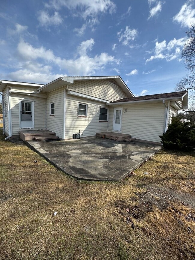 Building Photo - Charming 3 Bedroom 1.5 Bath Home